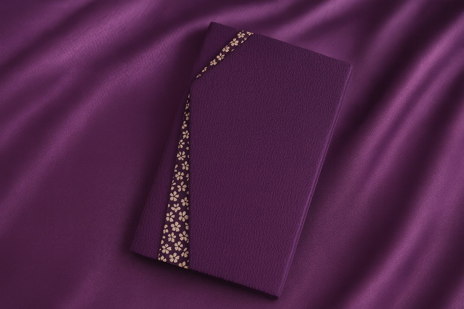 光沢のあるサテン生地の上に置かれた小花ちりめんの袱紗